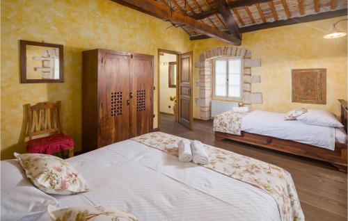 מיטה או מיטות בחדר ב-Nice Home In Tinjan With Jacuzzi