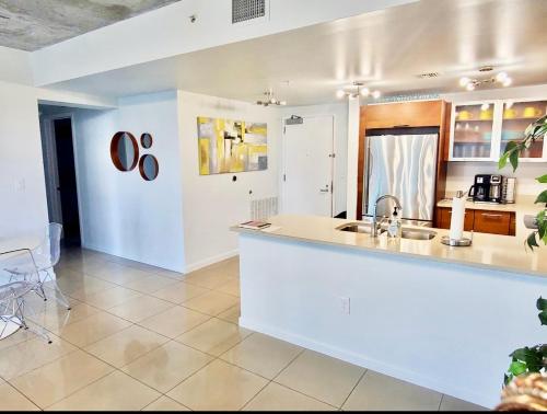 Classy 2BD 2BTH at Midblock with FREE PARKING photo 17