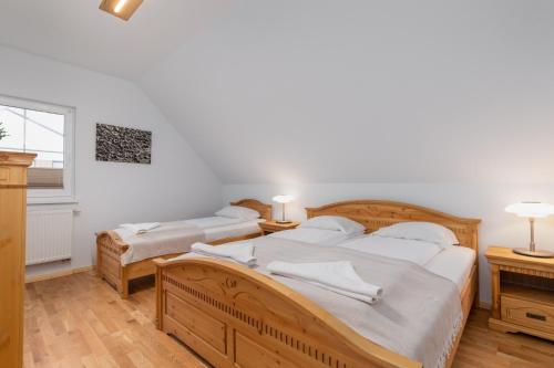 2 camas en un dormitorio con 2 lámparas y una ventana en Cozy House 3 Bedrooms & Fireplace, Family with Dogs welcome en Zastań