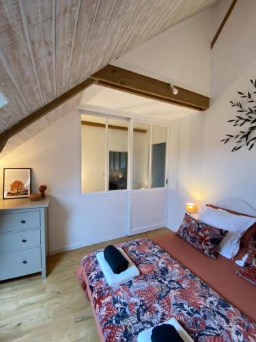 une chambre avec un grand lit et un parquet dans l'établissement « Beslétoile » au cœur de la nature, à Beslé
