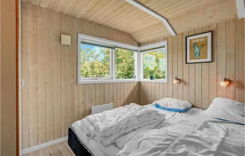 ein Schlafzimmer mit einem Bett in einem Zimmer mit einem Fenster in der Unterkunft 4 Bedroom Gorgeous Home In Brkop in Børkop