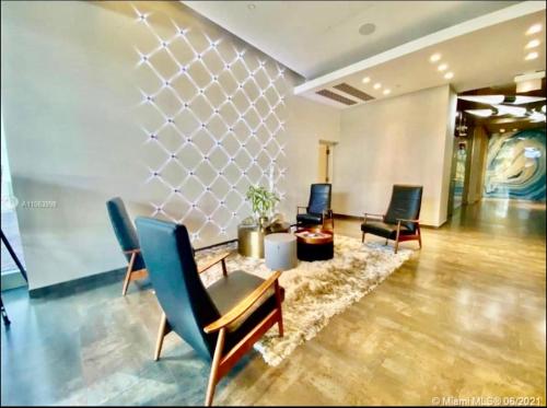 Classy 2BD 2BTH at Midblock with FREE PARKING photo 16