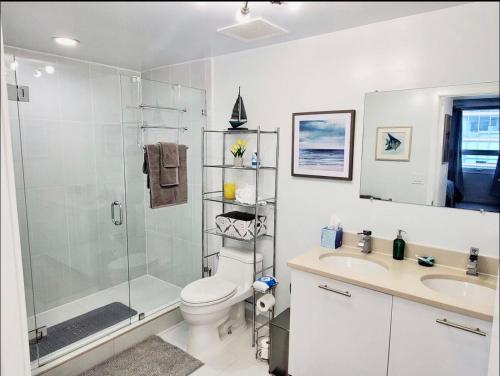 La salle de bains est pourvue d'une douche, de toilettes et d'un lavabo. dans l'établissement Platinum 2BD 2BTH at Midblock, à Miami