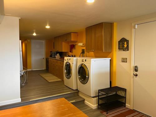 eine Küche mit Waschmaschine und Trockner im Zimmer in der Unterkunft A Gem in the Emerald City: For Business and Travel in Seattle