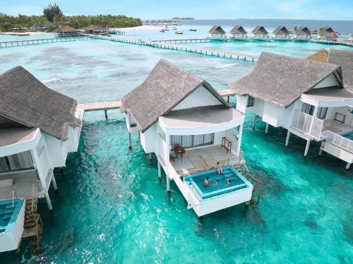 Bazén v ubytování The Centara Collection, Machchafushi Island Resort & Spa Maldives - 30 percent discount on transfers for min 4 nights stay and more, valid for reservations between 11th Feb till 22 Dec 2025 nebo v jeho okolí