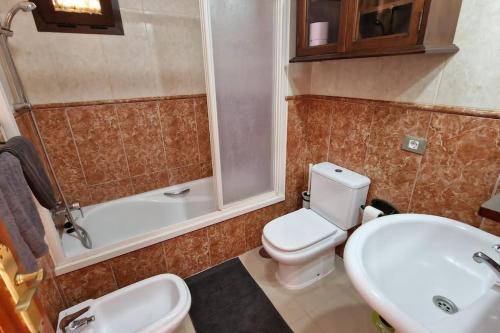 łazienka z toaletą, umywalką i wanną w obiekcie Great 2bedrooms apartment in Costa del Silencio w mieście Costa Del Silencio