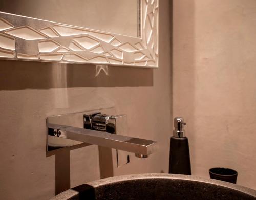 bagno con lavandino e specchio di Maison Seignou ad Azet