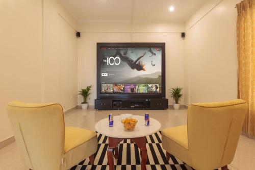TV a/nebo společenská místnost v ubytování StayVista at Bask In The Greens Coorg with Private Pool
