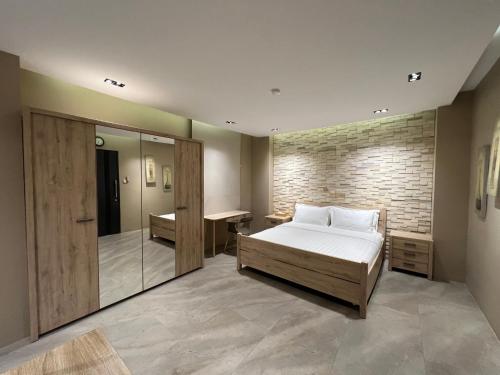 - une chambre avec un lit, un bureau et un miroir dans l'établissement Choska Residence, à Jakarta