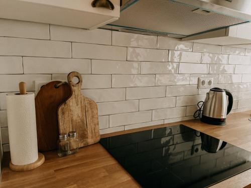 a kitchen counter with a cutting board on a counter top at Gemütliche 93m² Wohlfühlfläche mit Ausblick zum Weltkulturerbe! in Essen