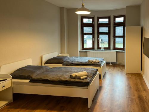 a bedroom with two beds and a window at Ein Nachbar des Unesco-Weltkulturerbes Zeche Zollverein! GE2R in Essen
