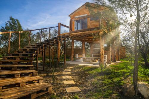 ein Baumhaus mit Treppen, die zu ihm führen in der Unterkunft Green Leaf in Vanáton