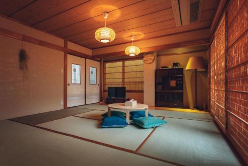 a living room with a table in the middle of a room at Skytree Tatami Hotel in Tokyo