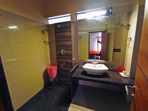 Postel nebo postele na pokoji v ubytování Sanman Deluxe Lodge