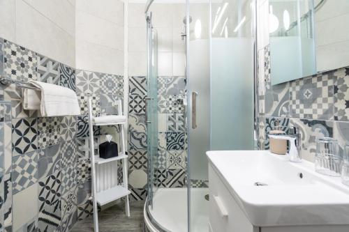 a bathroom with a shower and a sink at La Maison d'été in Salon-de-Provence