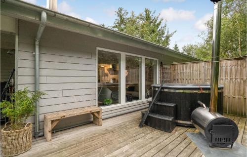 porche cubierto con bañera de hidromasaje en Four-Bedroom Holiday Home In Spottrup, en Spottrup