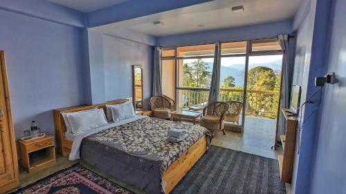 1 dormitorio con cama y ventana grande en Shikher en Kalimpong