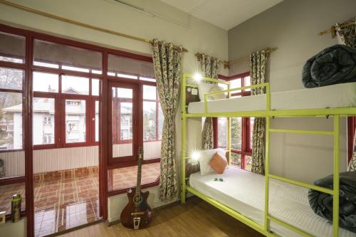 Ein Bett oder Betten in einem Zimmer der Unterkunft Zostel Srinagar