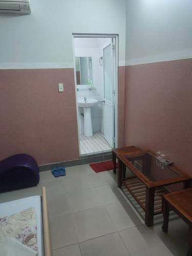 een kamer met een badkamer met een wastafel en een toilet bij Thùy Dương Em in Xóm Hương Phùng