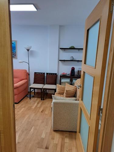 ein Wohnzimmer mit einem Sofa und einem Tisch in der Unterkunft APARTAMENTO GUIMAREY in Sanxenxo