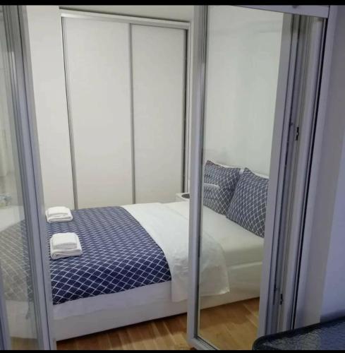 a reflection of a bed in a mirror at Apartman San in Posušje