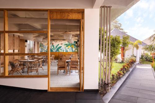 a house with glass doors and a dining room at Storii By ITC Hotels Moira Riviera in Moira