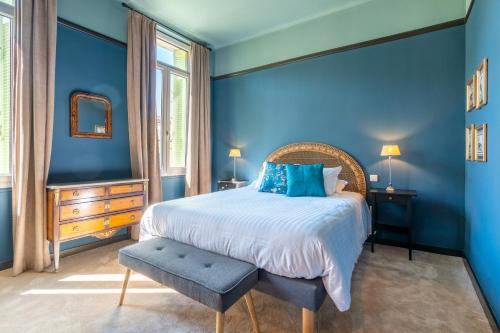 - une chambre bleue dotée d'un lit avec un mur bleu dans l'établissement La Maison d'été, à Salon-de-Provence