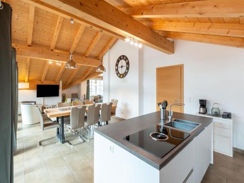 kuchnia i jadalnia ze stołem i krzesłami w obiekcie Luxury penthouse in Brixen im Thale with Parking w mieście Brixen im Thale