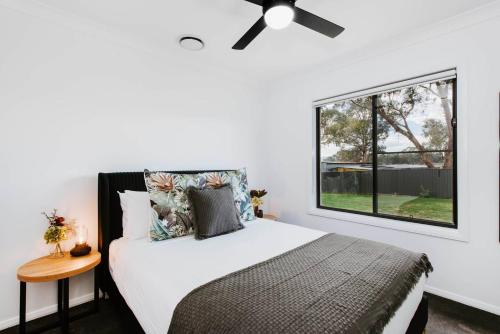 Postel nebo postele na pokoji v ubytování 'Logan House' A Modern Country-style Retreat