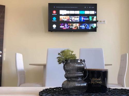 Μια τηλεόραση ή/και κέντρο ψυχαγωγίας στο Superb apartment Free Underground Parking