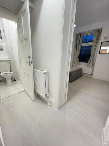 Een badkamer bij One bedroom flat miles