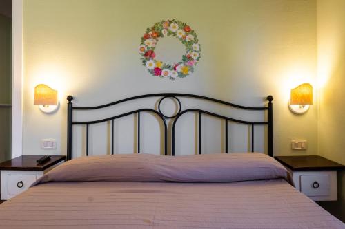 a bedroom with a bed with a wreath on the wall at Rosaspina - Appartamento 3 in Capalbio
