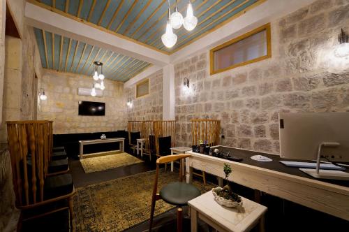 een bar met een tafel en stoelen in een kamer bij The Niche Cave Hotel in Goreme