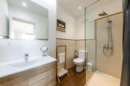 een badkamer met een toilet, een wastafel en een douche bij Apartamento Vista Mar in Alcudia