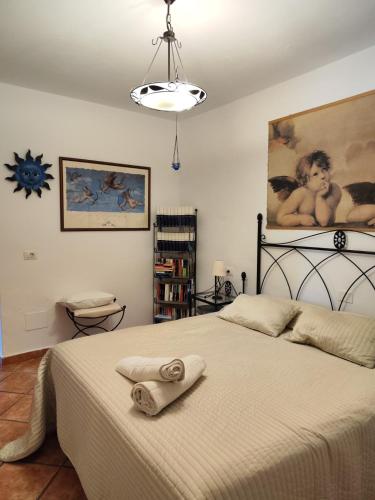 una camera da letto con un letto su cui sono appoggiati due asciugamani di Casa Dante a Tías