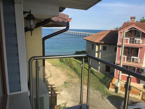 uma vista para o oceano a partir da varanda de uma casa em Summer Blue - Holiday House em Shabla