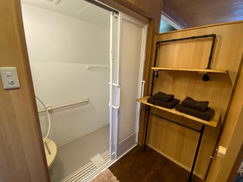 uma casa de banho com um chuveiro e um WC. em Yamato inn - Vacation STAY 86368v em Amami