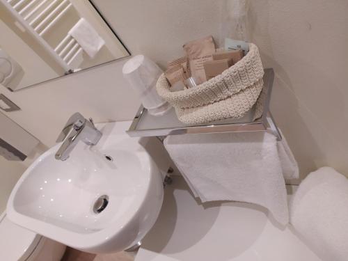 baño con lavabo y aseo con espejo en Molo73 en Empoli