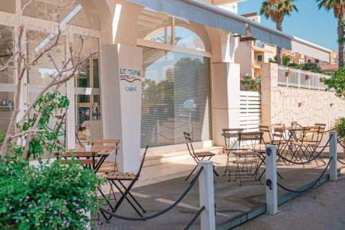 Un restaurante o sitio para comer en Hotel Le Dune