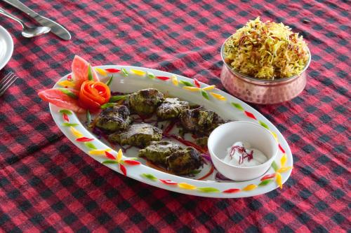 Makanan di atau berdekatan hotel