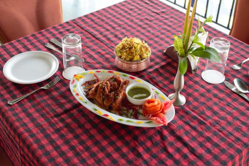 Makanan di atau berdekatan hotel