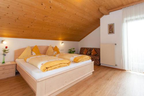 Ein Bett oder Betten in einem Zimmer der Unterkunft Moosbachhof