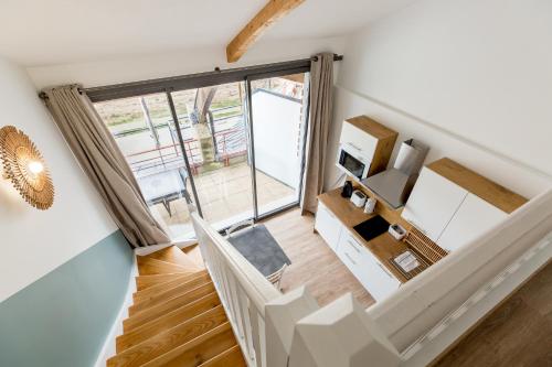 einen Blick über ein Wohnzimmer mit einer Treppe in der Unterkunft Les Lofts du Grand Lac de Lozère in Langogne