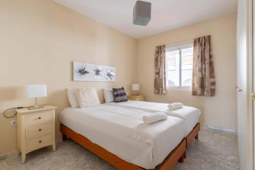 ein Schlafzimmer mit einem großen Bett und einem Fenster in der Unterkunft Golfer's dream apartment in Mijas Golf Ref 81 in Santa Fe de los Boliches