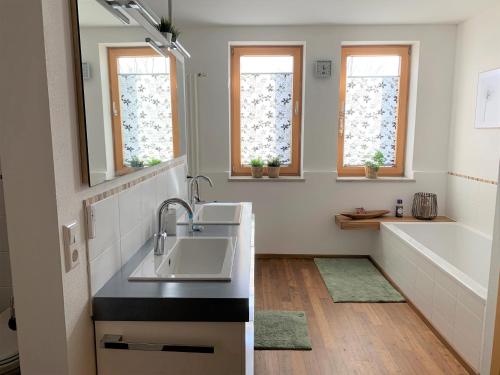 a bathroom with a sink and a bath tub at Fe Wo Brunnen - 120 qm- ruhige Lage - viel Natur - komfortabel - grosser Balkon und Garten in Memmingen