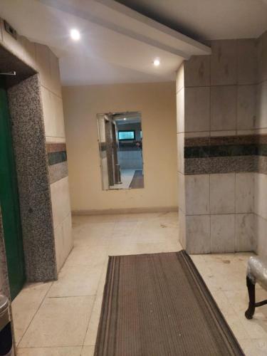 Cette chambre dispose d'un couloir avec un miroir et un tapis. dans l'établissement Ramo City Stars Hotel, au Caire