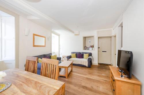 愛丁堡的住宿－ALTIDO Charming 2-bed house with Courtyard，客厅配有沙发和桌子