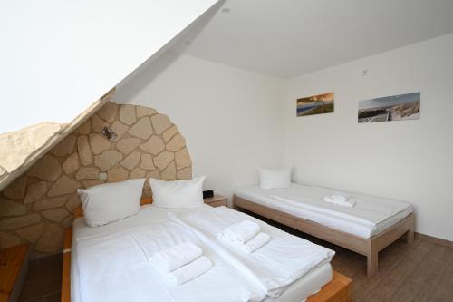 2 camas en una habitación con sábanas blancas en Lagunenstadt Ueckermünde AG, en Ueckermünde