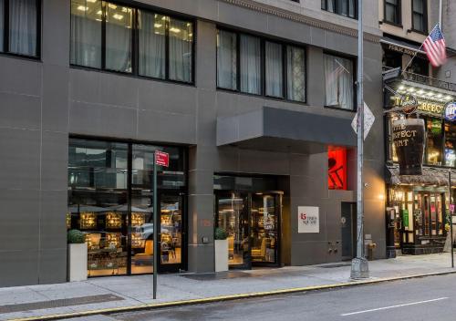 uma loja em frente a um edifício numa rua da cidade em 45 Times Square Hotel em Nova York