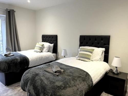 Tempat tidur dalam kamar di Luxury 3 Bed House w Parking & Garden! 1